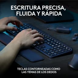 Logitech MX Keys S Combo Bluetooth Grafite, uso: mãos digitando no teclado cinza com teclas côncavas sobre mesa escura