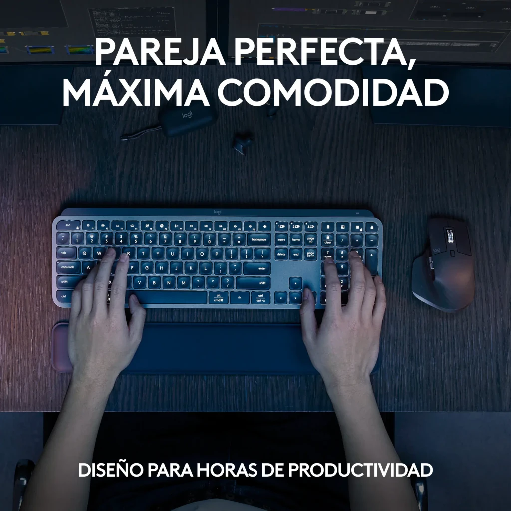 Logitech MX Keys S Combo Grafito, vista cenital: manos escribiendo en teclado iluminado con ratón MX Master en escritorio