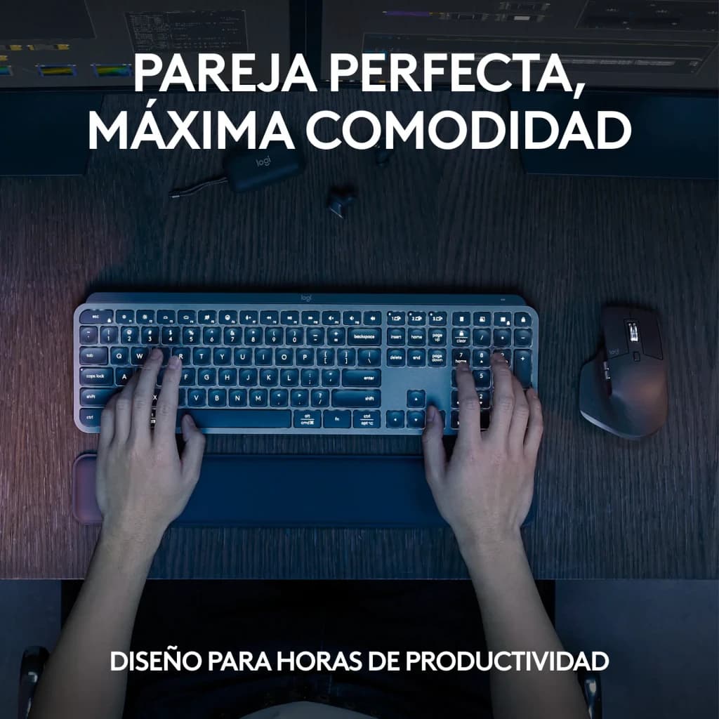 Logitech MX Keys S Combo Grafite, vista aérea: mãos digitando no teclado iluminado com rato MX Master em secretária