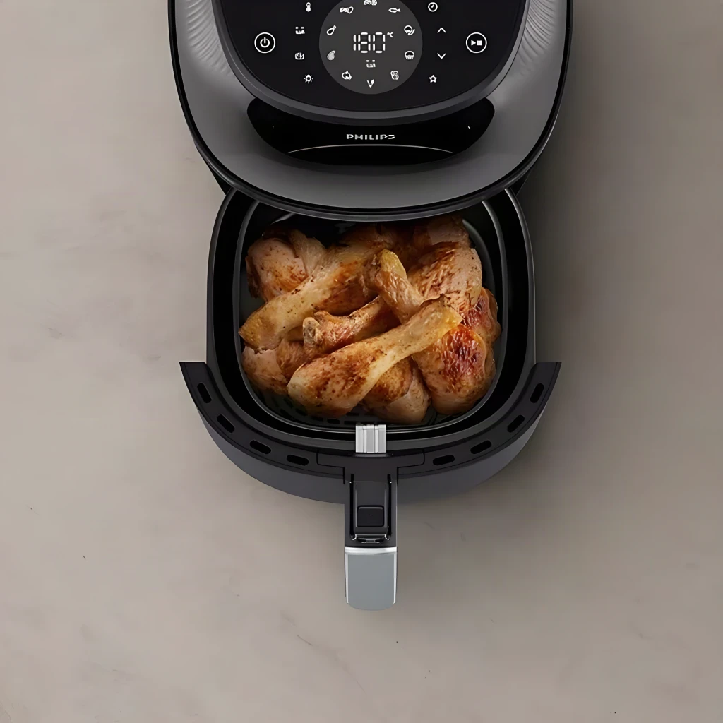 Philips Airfryer Série 3000 7,2 l Preto Cobre, gaveta aberta: frango dourado na cesta, pega cobre e painel tátil superior - Item8