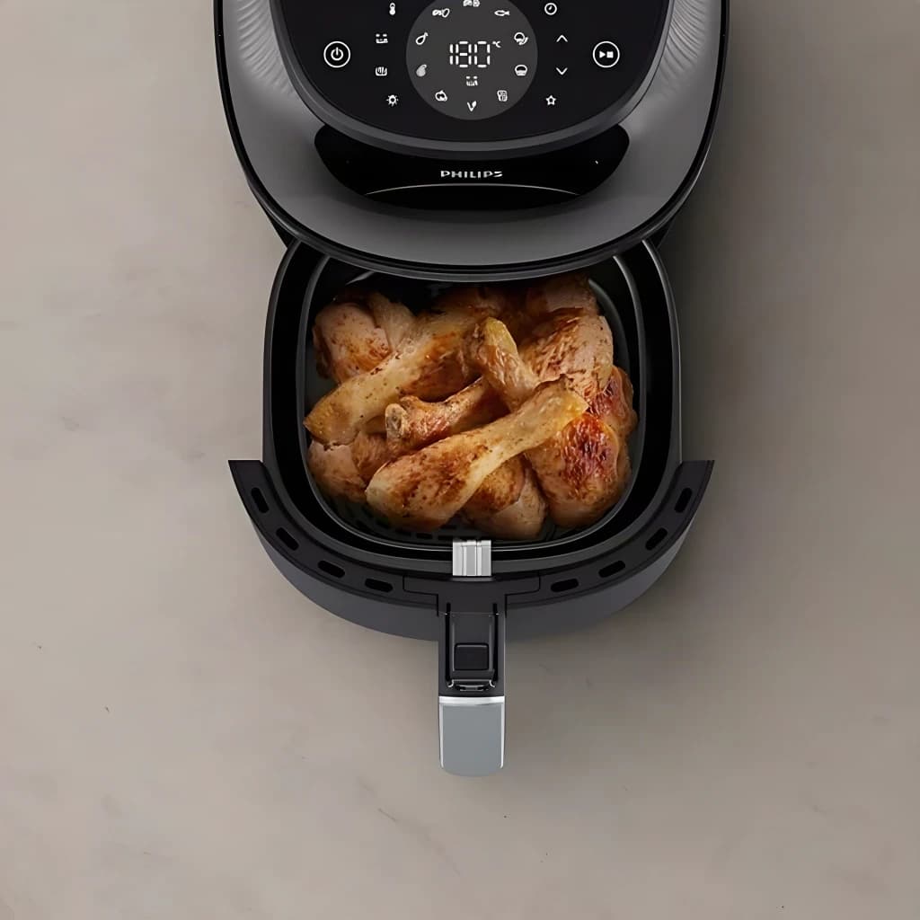 Philips Airfryer Serie 3000 7,2 l Negro Cobre, vista cenital: cesta abierta con alitas de pollo doradas y panel táctil