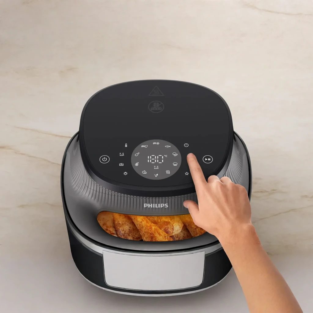 Philips Airfryer Série 3000 7,2 l Preto Cobre, gaveta aberta: frango dourado na cesta, pega cobre e painel tátil superior - Item6