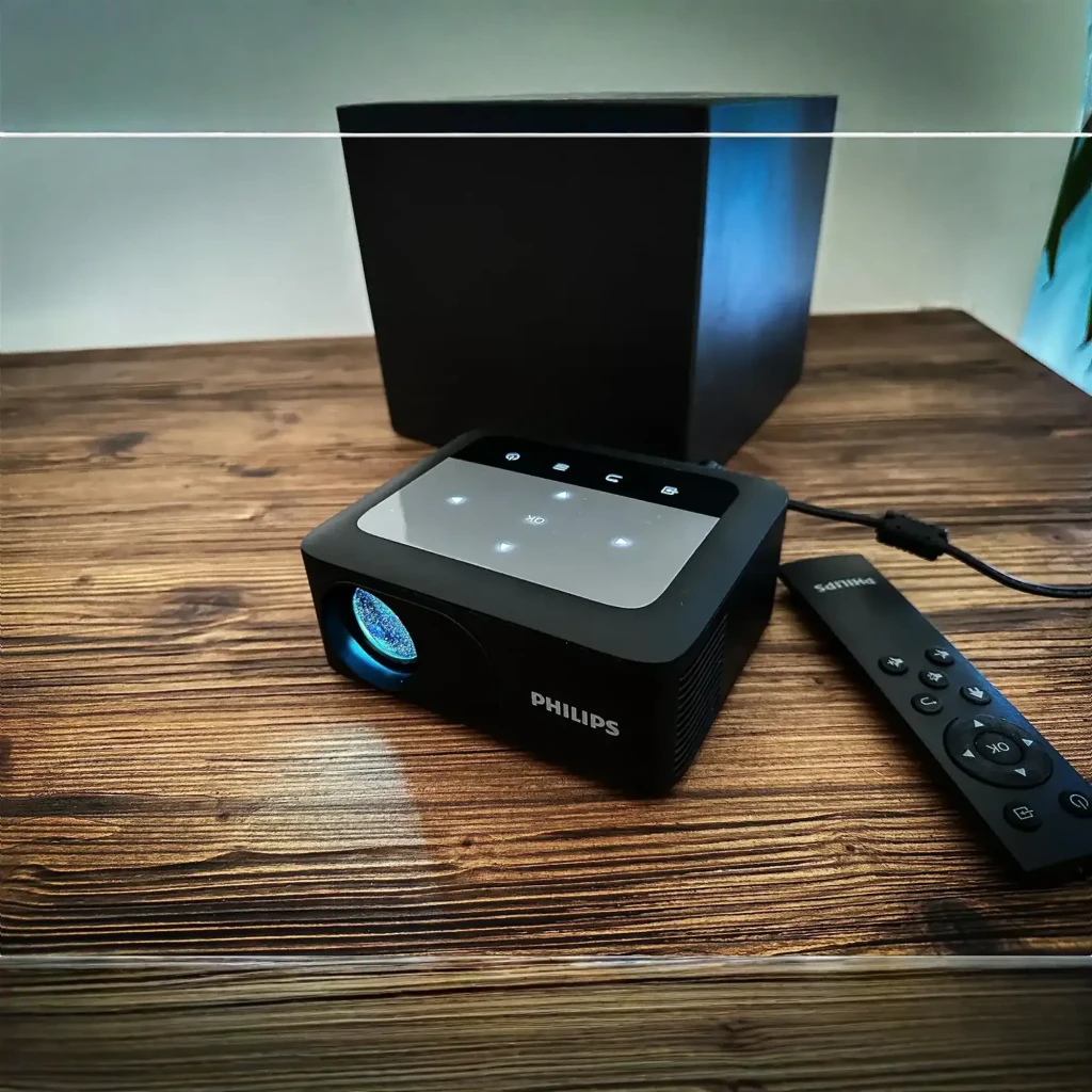 Philips Projetor NeoPix 110 Preto, vista em perspetiva: lente iluminada, painel tátil superior com botões e porta HDMI - Item5