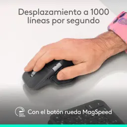 Logitech Rato MX Master 4 Cinzento, uso: mão segurando o rato com roda MagSpeed visível sobre secretária