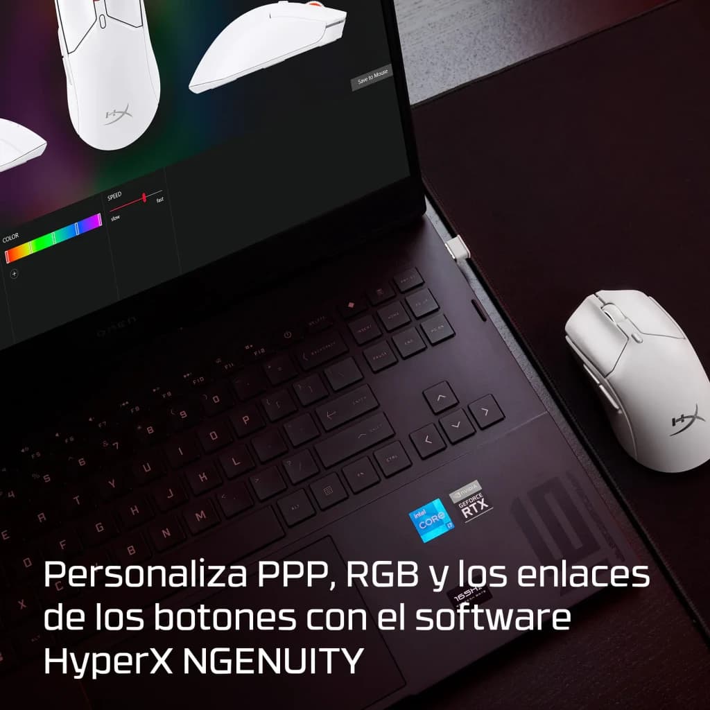 HyperX Pulsefire Haste 2 Mini Wireless blanc, scène: souris à côté d'un laptop avec le logiciel NGENUITY ouvert à l'écran