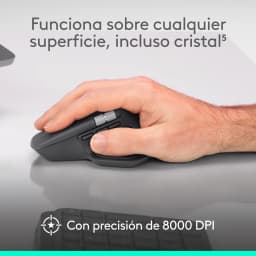 Logitech Rato MX Master 4 Grafite, uso na mão: mão segurando o rato cinzento sobre superfície de vidro