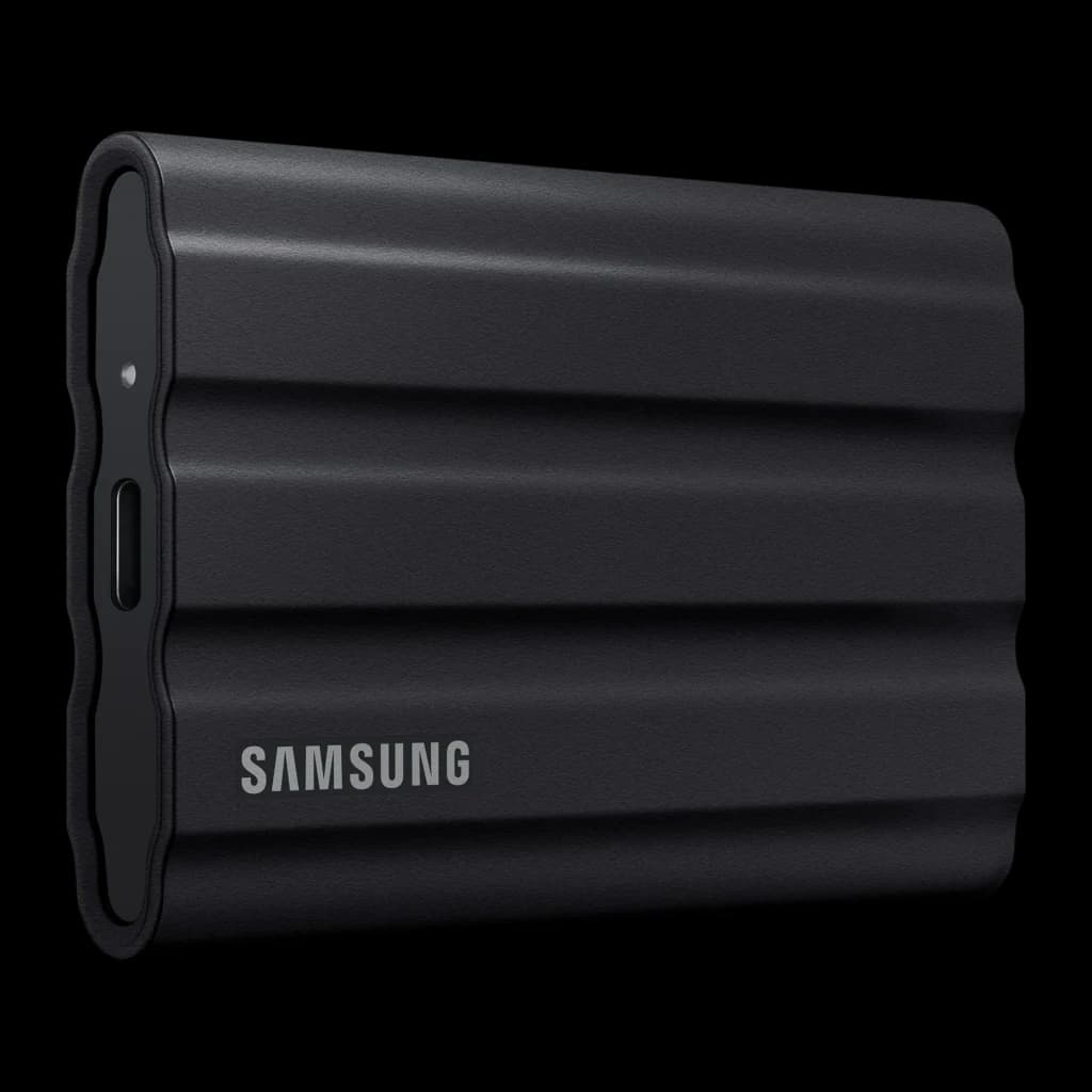 Samsung T7 Shield 2TB noir, vue latérale gauche en angle: port USB-C, LED indicateur et bords en caoutchouc visibles