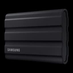 Samsung T7 Shield 2TB noir, vue latérale droite en angle: côté sans port, bords en caoutchouc et rainures nervurées texturées