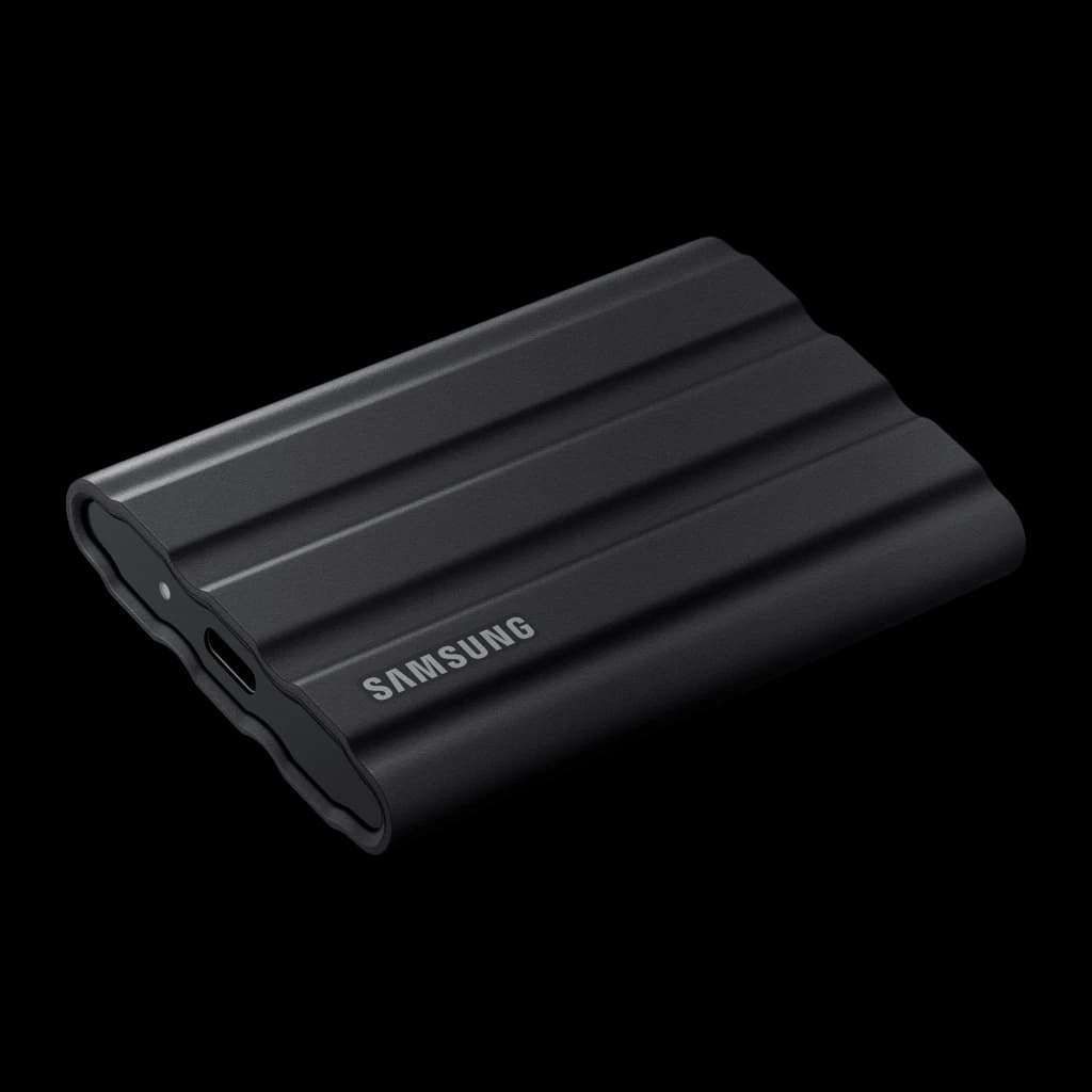 Samsung T7 Shield 2TB noir, vue en perspective du dessus: port USB-C et LED sur le côté, logo SAMSUNG sur la face supérieure