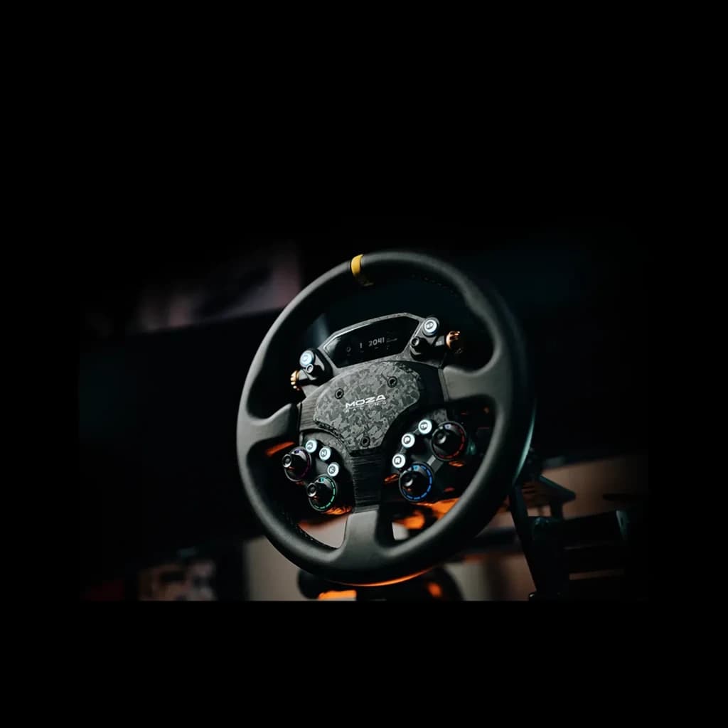 MOZA Racing CS Pro Steering Wheel preto, vista frontal: painel central em carbono, botões RGB e detalhes laranja em ambiente