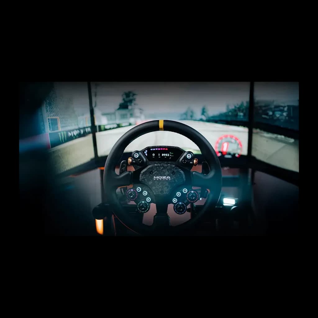 MOZA Racing CS Pro Steering Wheel, vista frontal em simulador: volante preto com faixa laranja, ecrã LED e botões em cockpit