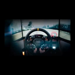 MOZA Racing CS Pro Steering Wheel, vista frontal em simulador: volante preto com faixa laranja, ecrã LED e botões em cockpit
