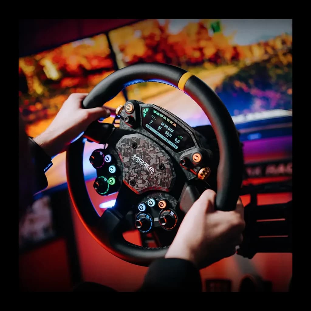 MOZA Racing CS Pro Steering Wheel, vista frontal em uso: mãos segurando o volante com ecrã TFT, botões RGB e centro em fibra