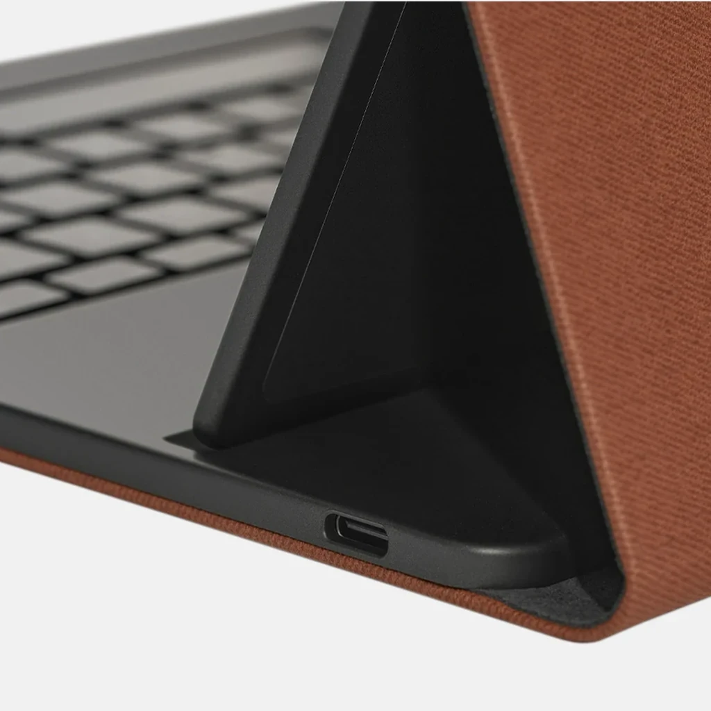 Onyx Boox Funda Magnética con Teclado para Note Air6 C 64 teclas; funda marrón tipo folio, soporte triangular estable, puerto USB‑C visible y teclas negras