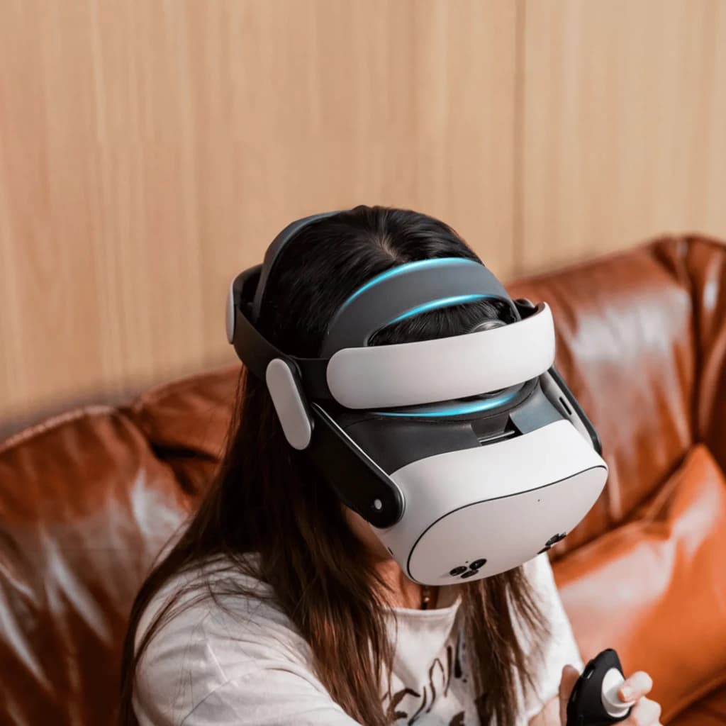 BoboVR M3 Pro+: headset VR com design branco e cinza, faixa ajustável acolchoada, luz LED azul e suporte confortável sobre a cabeça