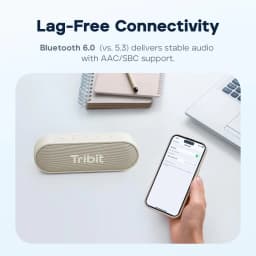 Enceinte Bluetooth Tribit XSound Go BTS58 20W 24h Blanc - couplée à un smartphone sur bureau