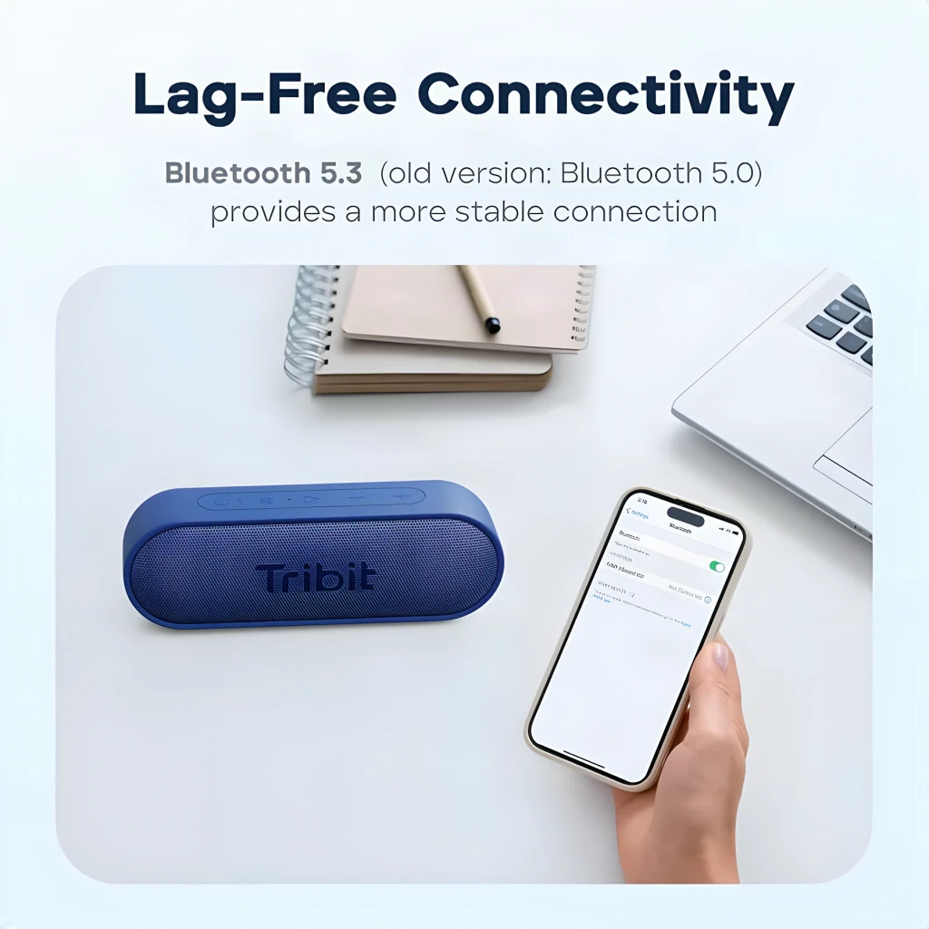 Enceinte Bluetooth Tribit XSound Go BTS58 20W 24h Blanc, lifestyle: enceinte bleue sur bureau avec smartphone affichant