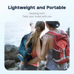 Enceinte Bluetooth Tribit XSound Go BTS58 20W 24h Blanc - fixée à un sac à dos de randonneur en bord de mer