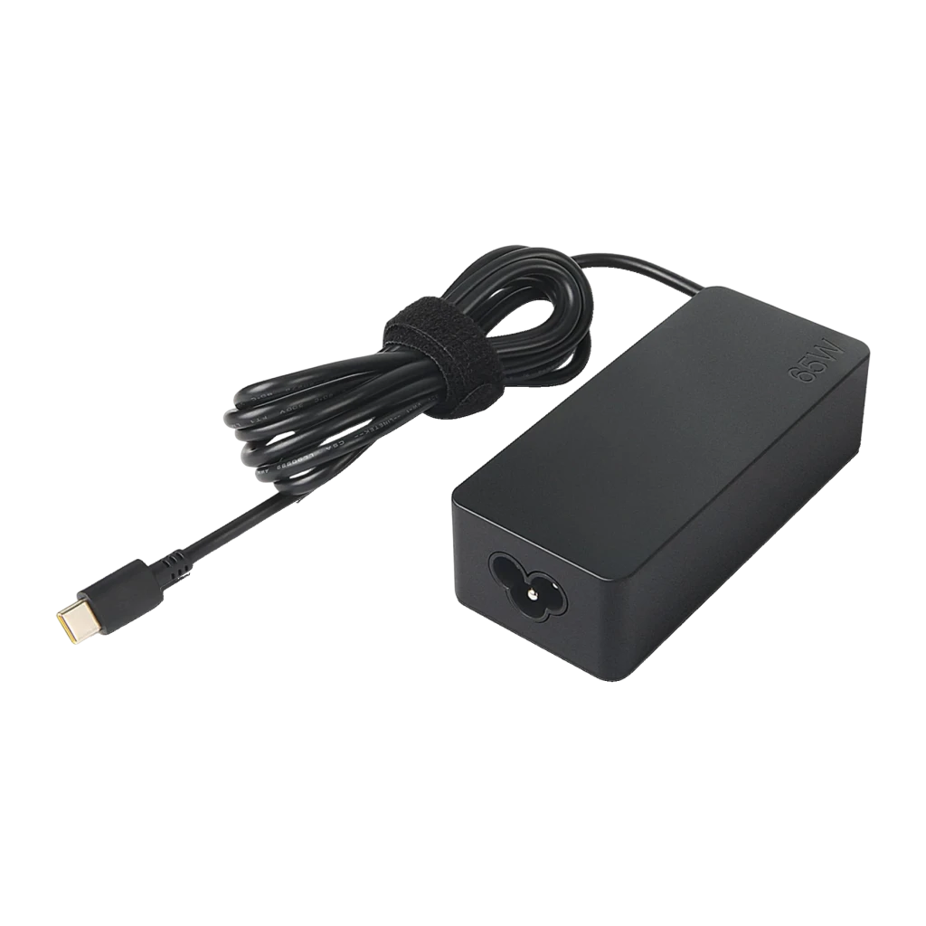 Carregador Lenovo Adaptador de CA USB-C 65W Preto, vista em ângulo: tijolo preto com conector USB-C, cabo enrolado