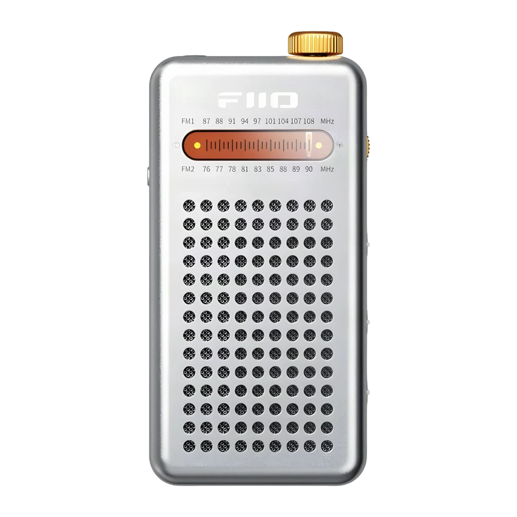FiiO RR13 plata, vista frontal: cuerpo plateado con sintonizador FM iluminado en ámbar, rejilla perforada y rueda dorada