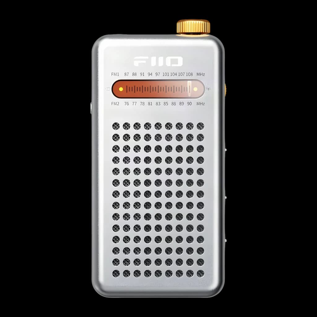 FiiO RR13 plata, vista frontal: cuerpo plateado con sintonizador FM iluminado en ámbar, rejilla perforada y rueda dorada