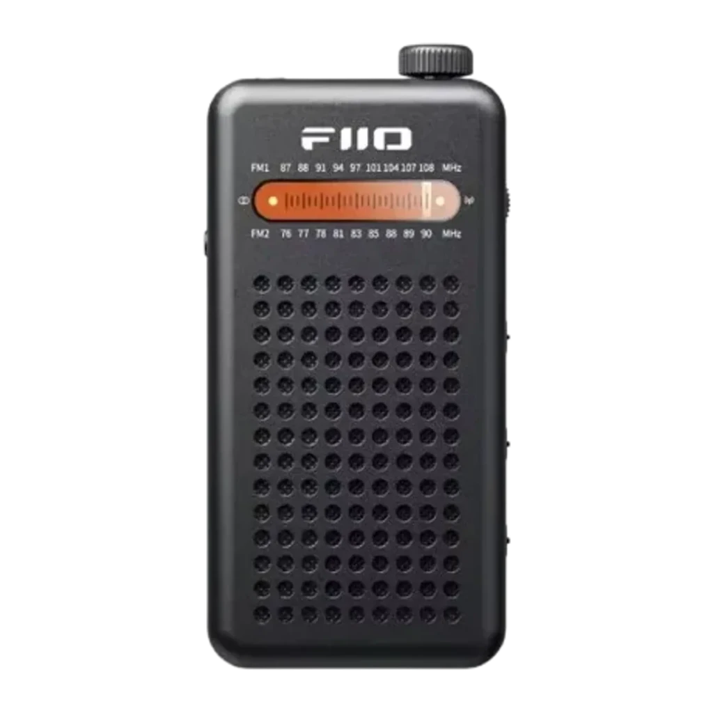 Radio Portátil FiiO RR13 compacto en negro, dial FM anaranjado con escala 76–108 MHz, rejilla frontal perforada y perilla superior; batería recargable 10440