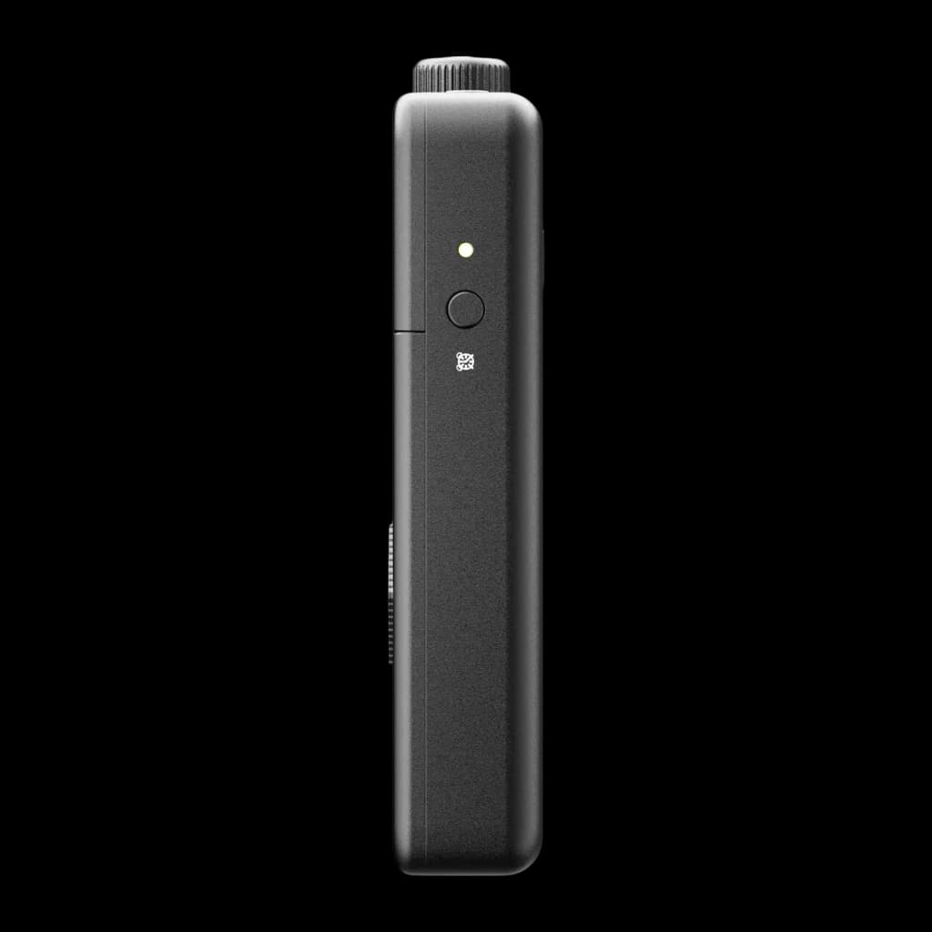 Radio portátil FiiO RR13 negra y delgada, vista lateral con rueda superior de ajuste, botón frontal, indicador LED y textura mate; compatible con FM y
