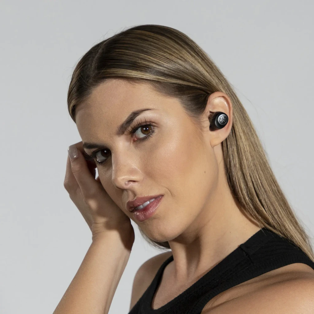 Auriculares JLab Audio Go Air TWS In-Ear Bluetooth 5.0 5h + 20h estuche Negro, uso: mujer con earbud negro puesto en oreja