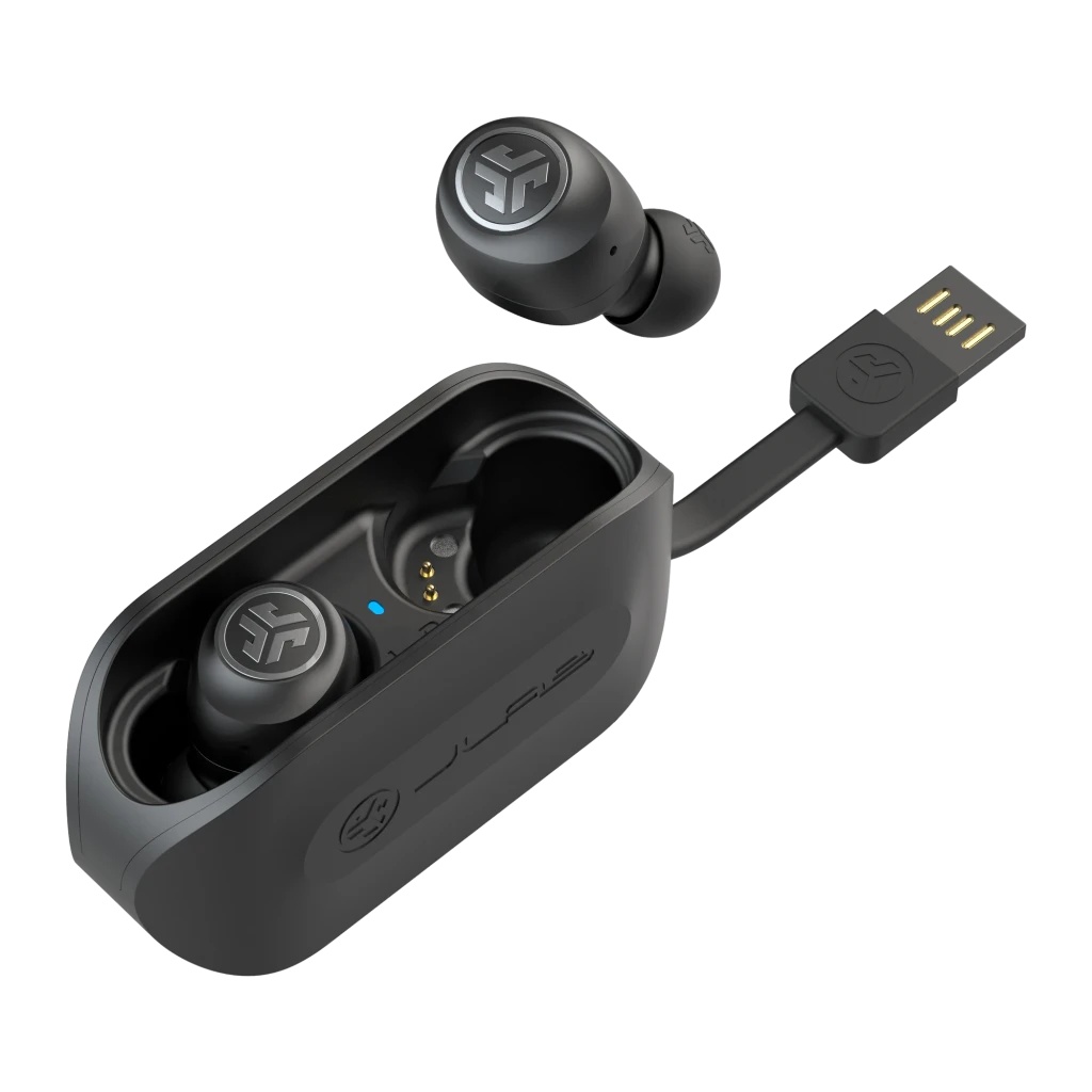 Auriculares JLab Audio Go Air TWS In-Ear Bluetooth 5.0 5h + 20h estuche Negro, vista 3/4: estuche abierto con cable USB