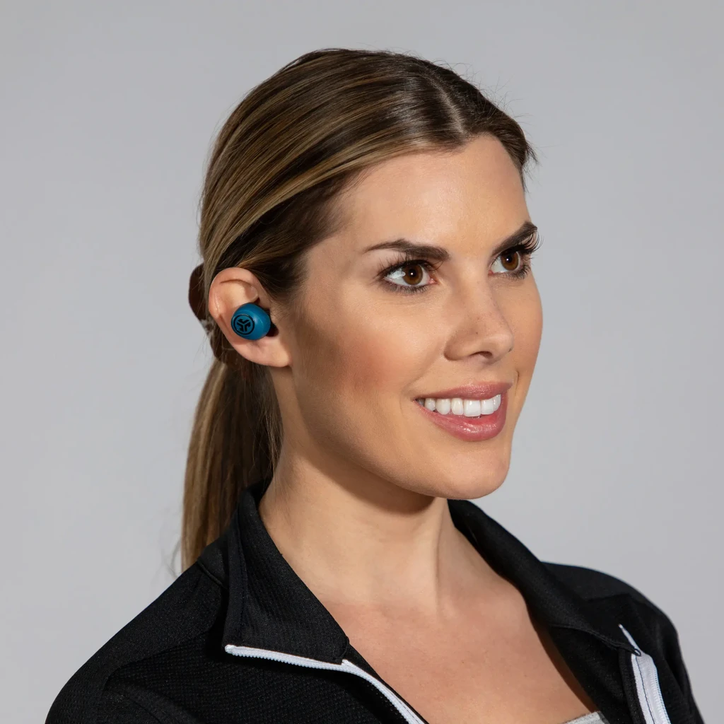 Auriculares JLab Audio GO Air TWS In-Ear Bluetooth 5.0 5h + 20h estuche Azul, uso: mujer con auricular azul puesto en oreja