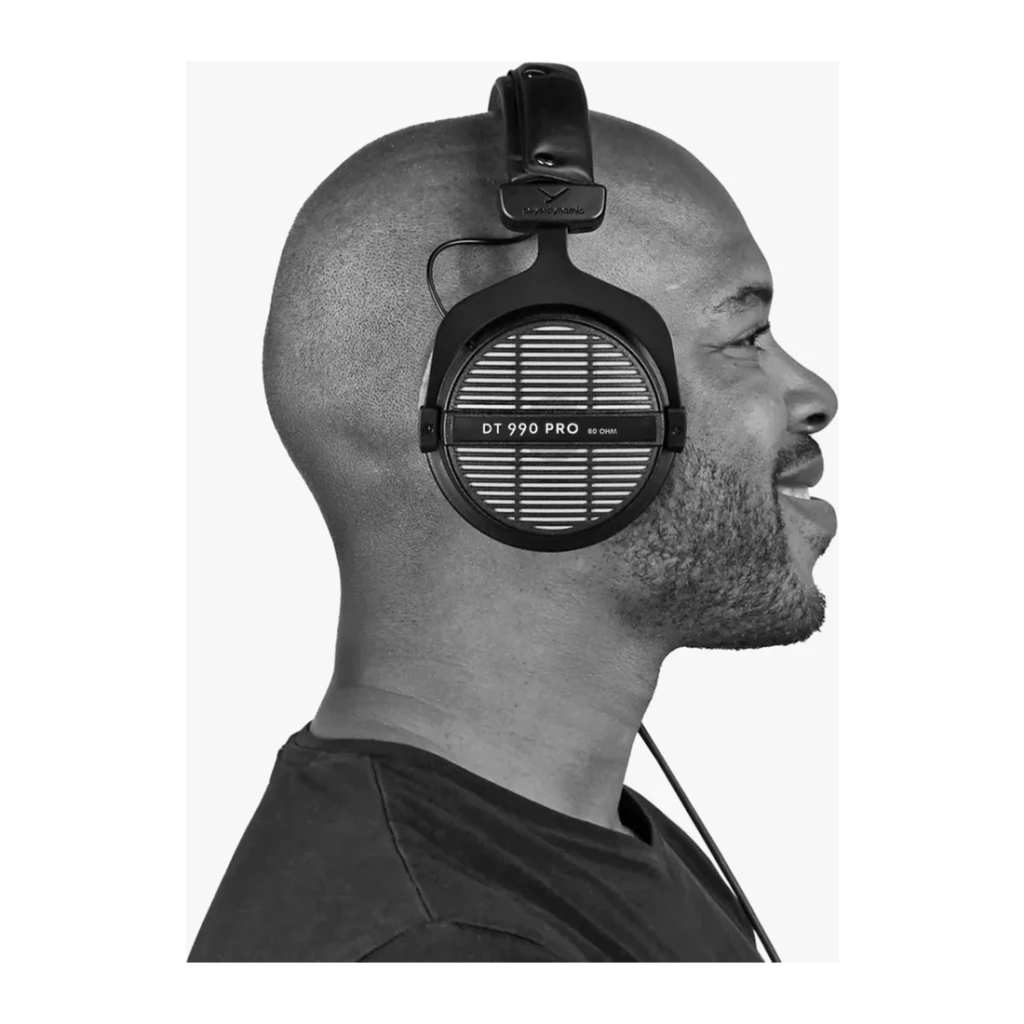 Casque Beyerdynamic DT 990 Pro Arceau Câble Jack 3,5 mm Noir, lifestyle: homme de profil portant le casque, grille et logo