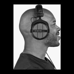 Casque Beyerdynamic DT 990 Pro Arceau Câble Jack 3,5 mm Noir, lifestyle: homme de profil portant le casque, grille et logo