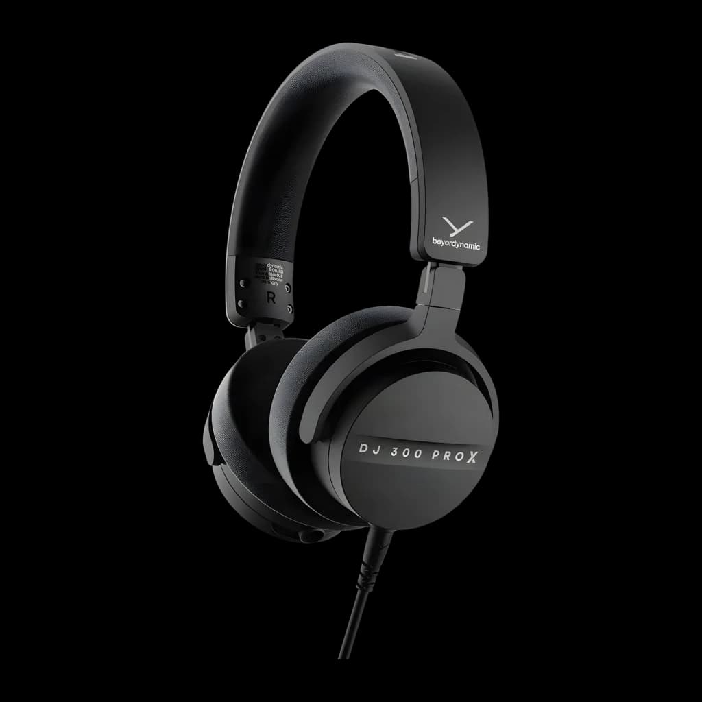 Casque Beyerdynamic DJ 300 PRO X Circum-aural Filaire 48Ω Noir, vue latérale: nom sur le pavillon, arceau rembourré et câble