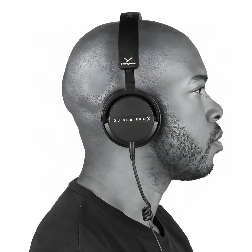 Casque Beyerdynamic DJ 300 PRO X Circum-aural Filaire 48Ω Noir, utilisation: profil latéral sur mannequin, logo DJ 300 PRO X