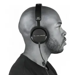 Casque Beyerdynamic DJ 300 PRO X Circum-aural Filaire 48Ω Noir, utilisation: profil latéral sur mannequin, logo DJ 300 PRO X