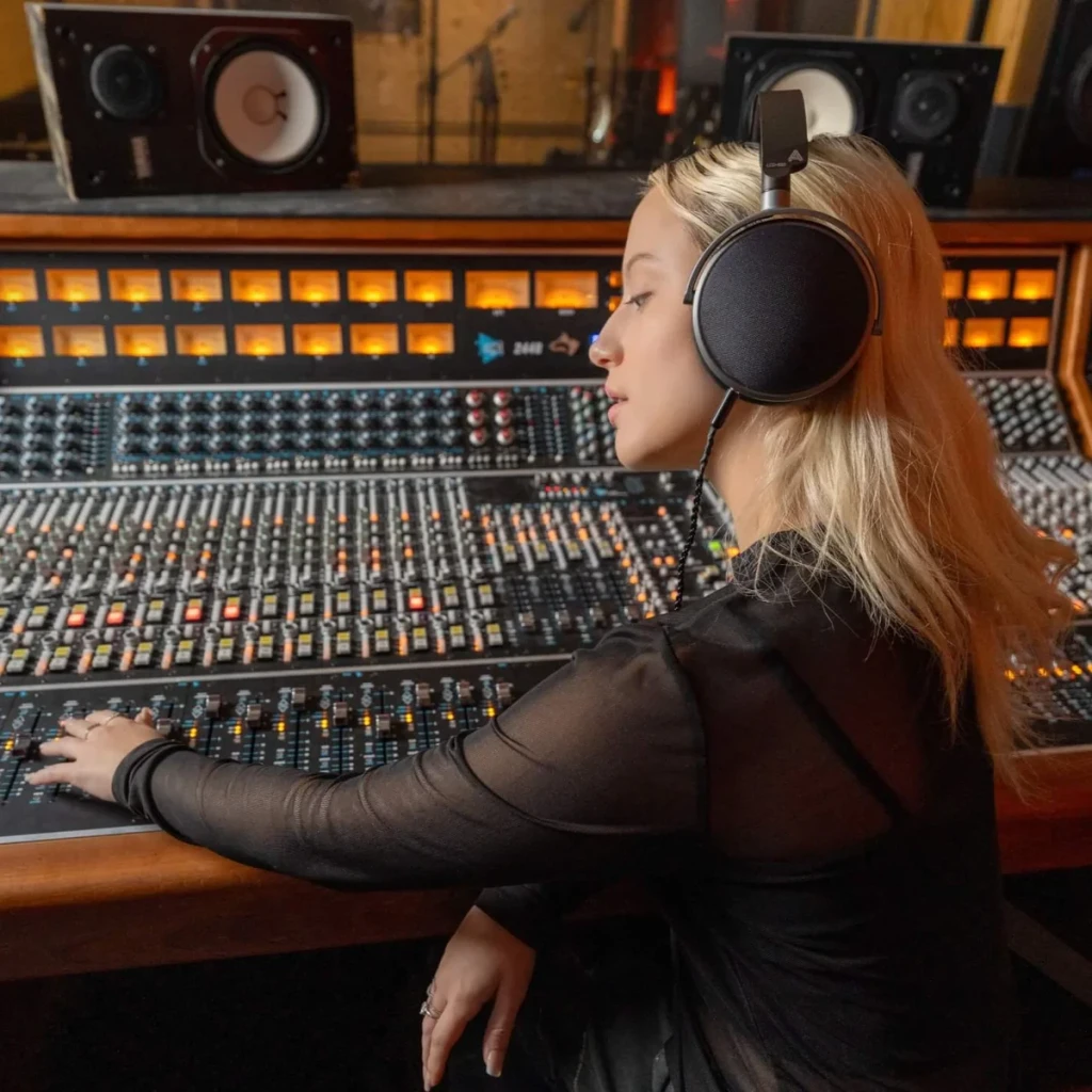 Auscultadores Beyerdynamic DT 1770 Pro MKII Circumaurais Cabo Jack 3,5 mm Preto, uso em estúdio: mulher de perfil ante mesa