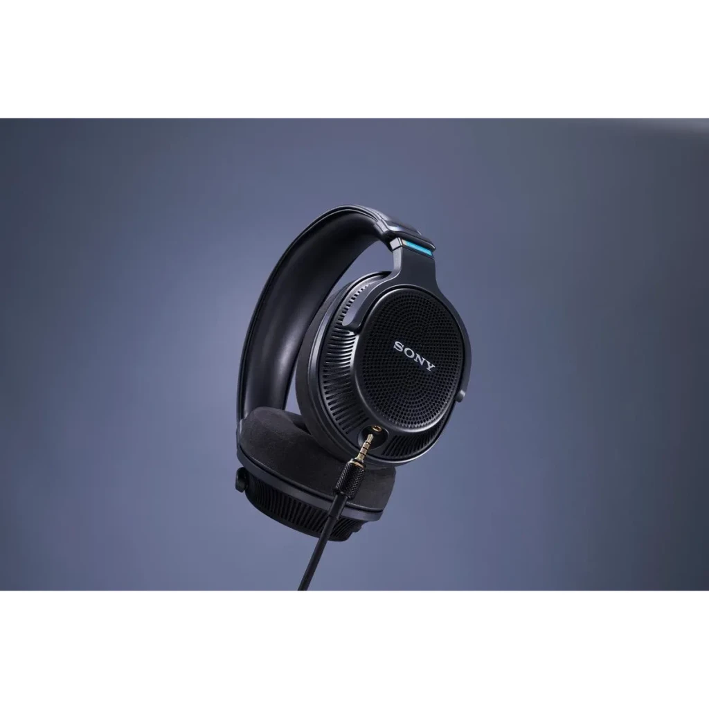 Sony Auriculares MDR-MV1 Negro, vista lateral: rejilla abierta del driver, almohadillas y detalle azul en arco