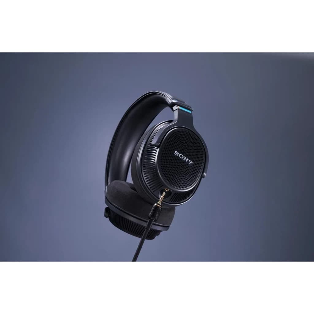 Sony Auriculares MDR-MV1 Negro, vista lateral: rejilla abierta del driver, almohadillas y detalle azul en arco