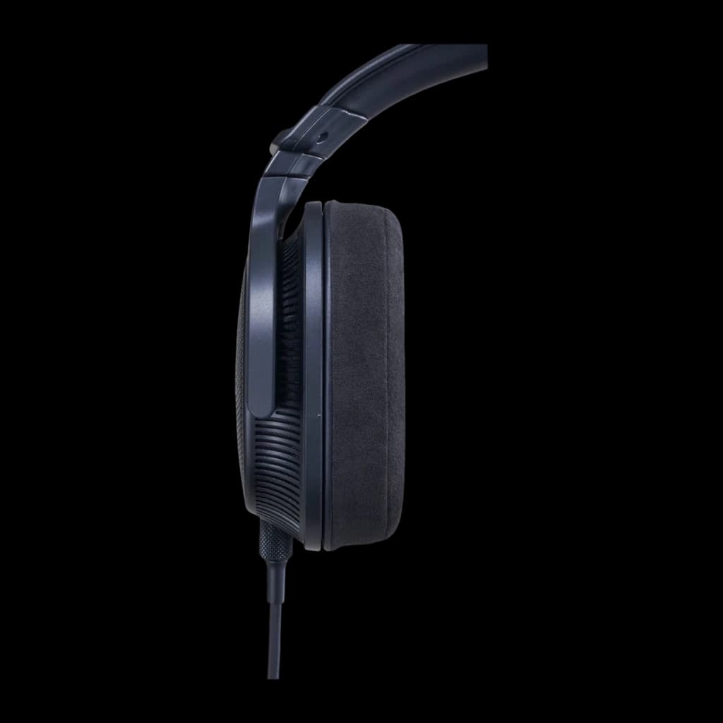 Sony Auriculares MDR-MV1 Negro, vista lateral: almohadilla de tela, arco ajustable y cable sobre fondo negro