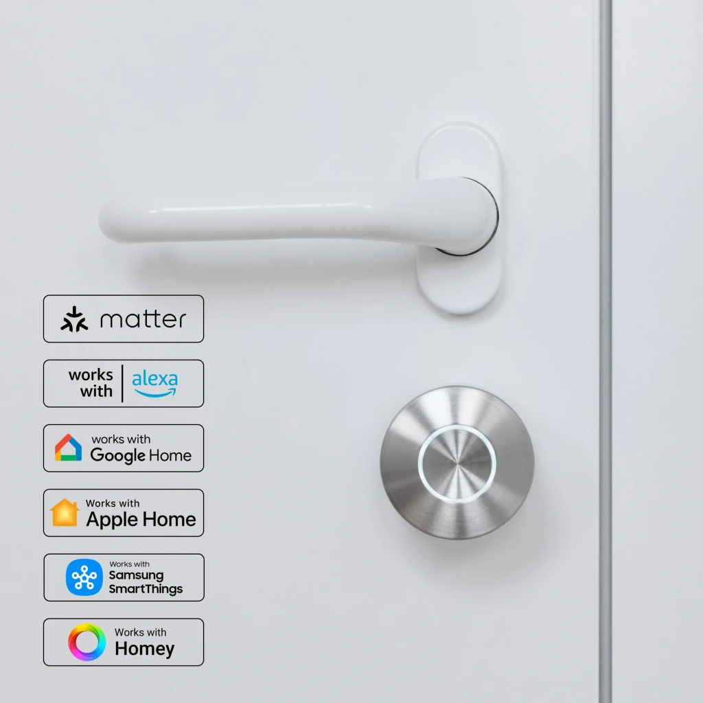 Fechadura inteligente Nuki Smart Lock Pro 5.ª Geração Matter em metal escovado, formato circular com aro LED, instalada em porta branca; compatível com