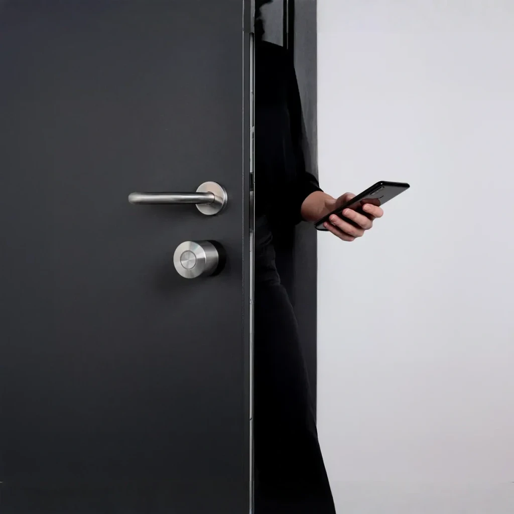 Fechadura inteligente Nuki Smart Lock Pro 5ª Geração Matter em metal escovado, instalada em porta cinza com maçaneta prata; controle por smartphone