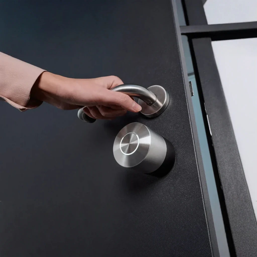 Fechadura inteligente Nuki Smart Lock Pro 5.ª Geração Matter em alumínio escovado, formato cilíndrico compacto, botão central iluminado instalada em
