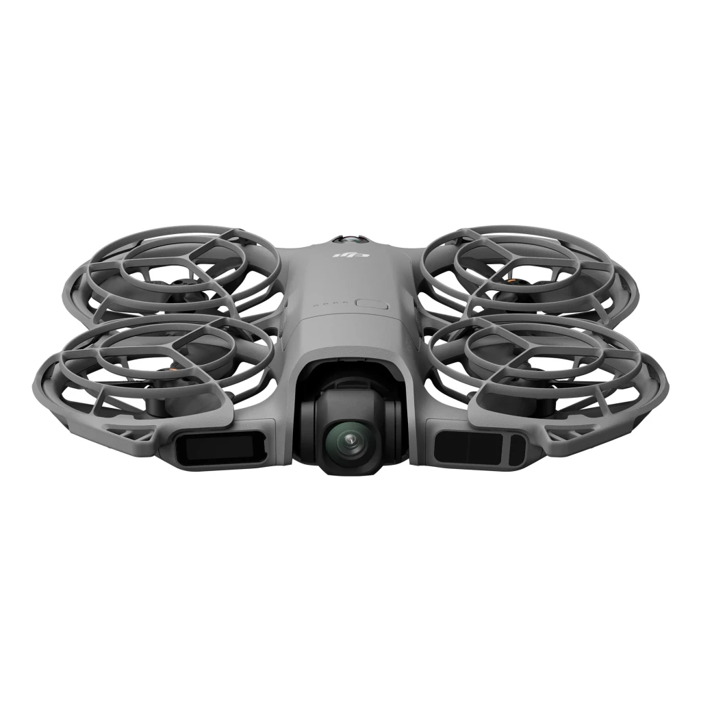 DJI Neo 2 Fly More Combo 49GB cinza, vista diagonal: drone com protetores de hélice e módulo de câmera frontal em fundo preto - Item1