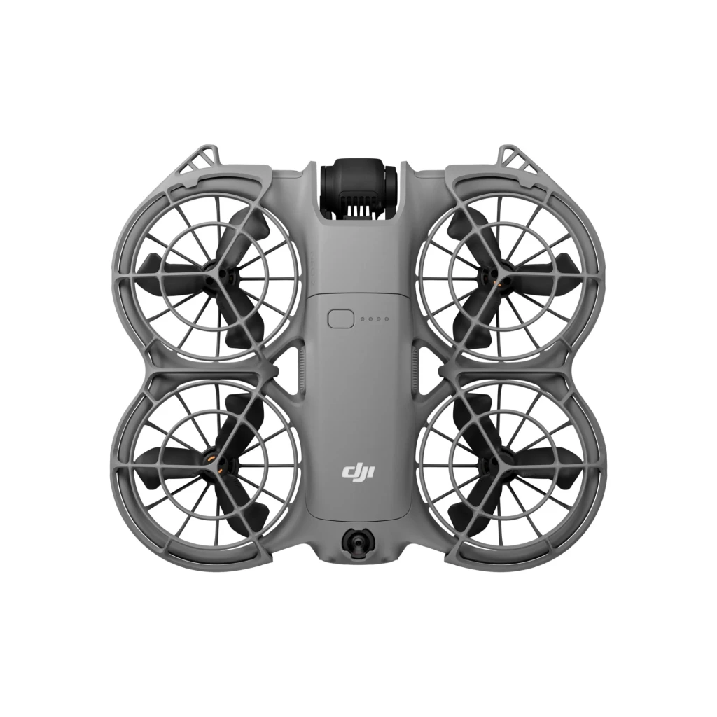 DJI Neo 2 Fly More Combo 49GB cinza, vista diagonal: drone com protetores de hélice e módulo de câmera frontal em fundo preto - Item3