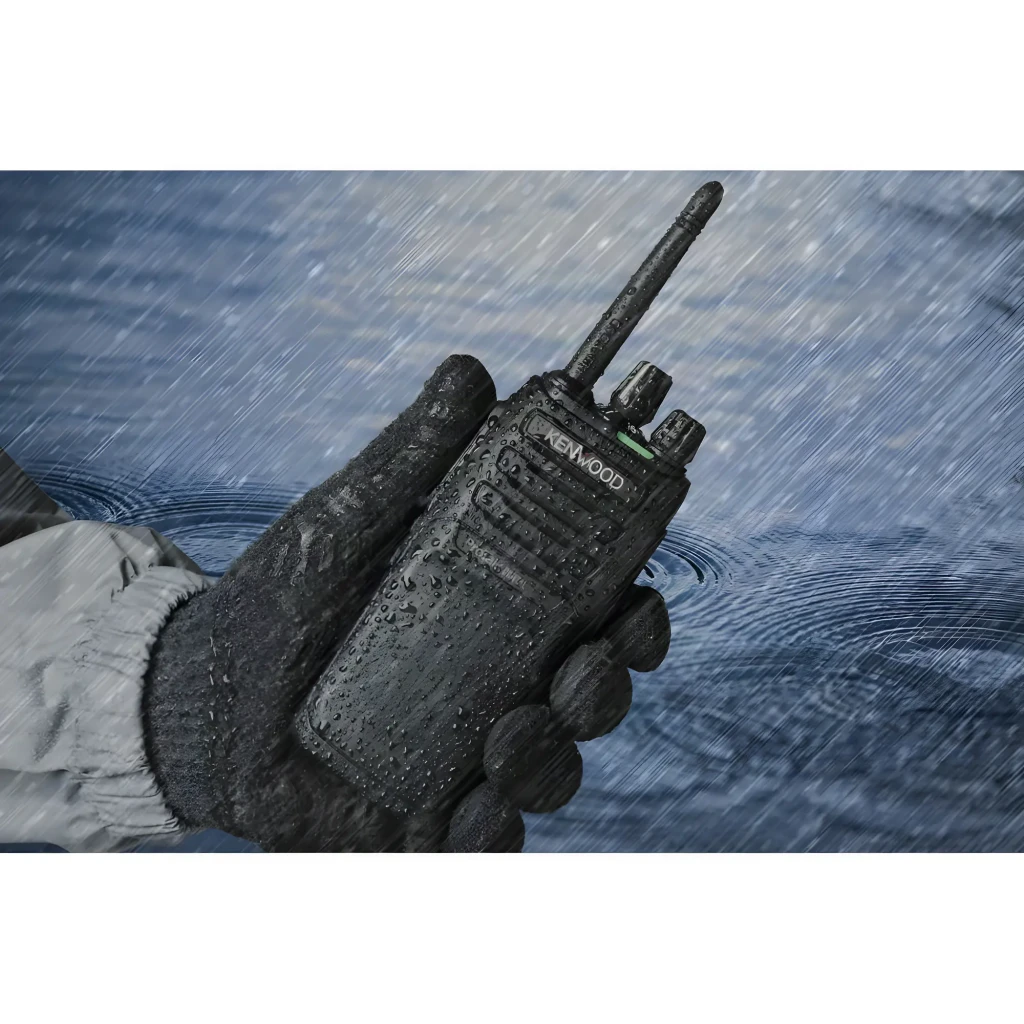 Talkie Walkie Kenwood Noir 9000m 48 Canaux (32 dPMR446 + 16 PMR446) TK-3701D, utilisation sous pluie: main gantée tenant