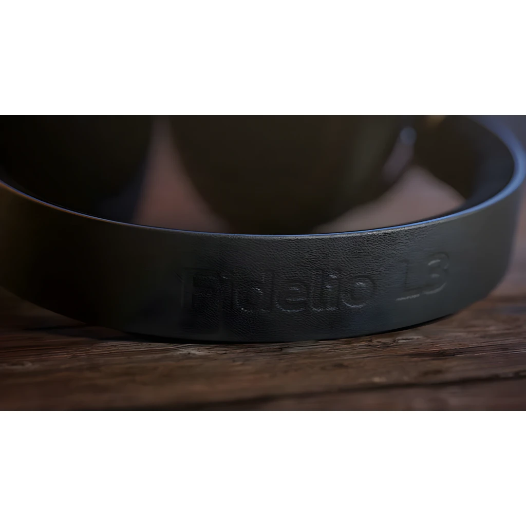 Philips Fidelio L3 Noir, détail arceau: logo Fidelio L3 en relief sur cuir noir mat