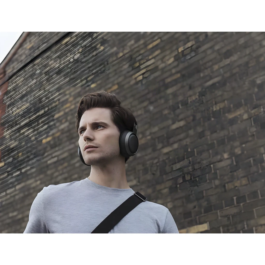 Philips Fidelio L3 Over-Ear Noir, utilisation lifestyle: homme portant le casque devant un mur en briques
