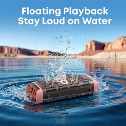 Altavoz Bluetooth Soundcore Boom 3i IP68 50W 16h Marrón flotando en agua con salpicaduras, vista lateral en lago