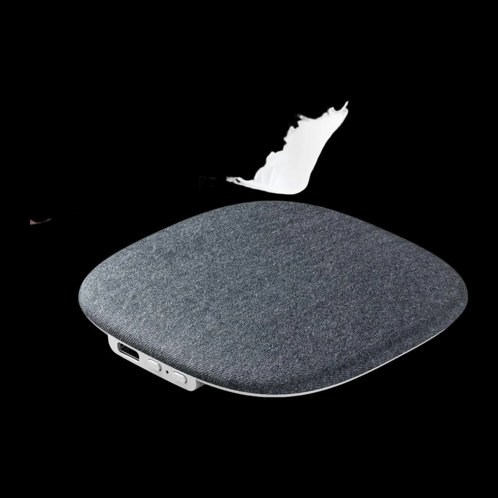 Enceinte oreiller gris compacte en tissu, coins arrondis, commande latérale et port USB-C visibles, design plat pour lit, compatible Bluetooth 5.4 autonomie 8