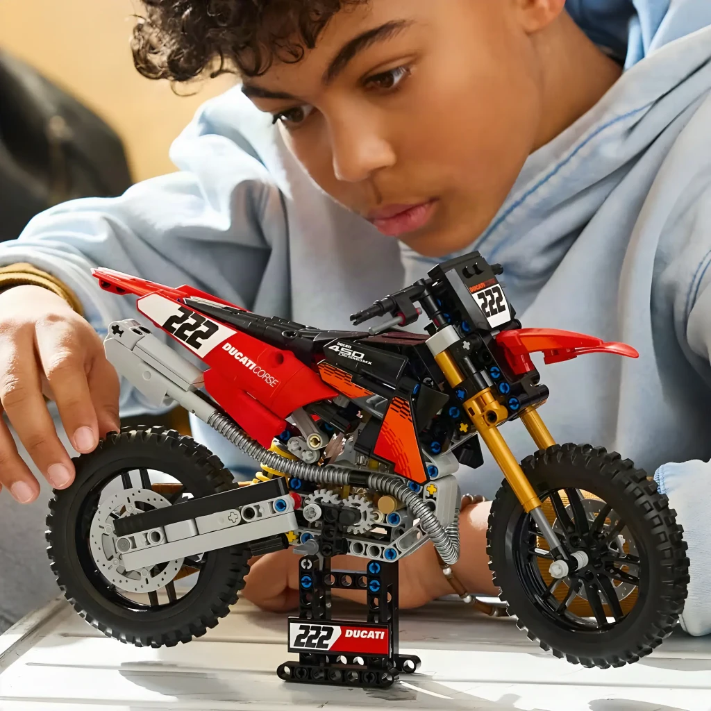 LEGO Technic 42238 Ducati Desmo450 MX Factory rojo y negro - vista principal - Ítem2